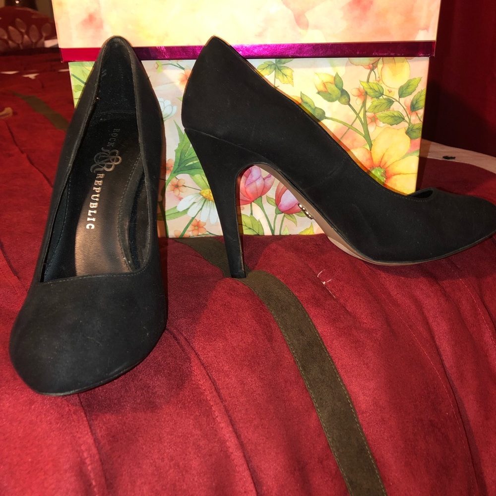 🌼Rock & Republic Black Suede Heels